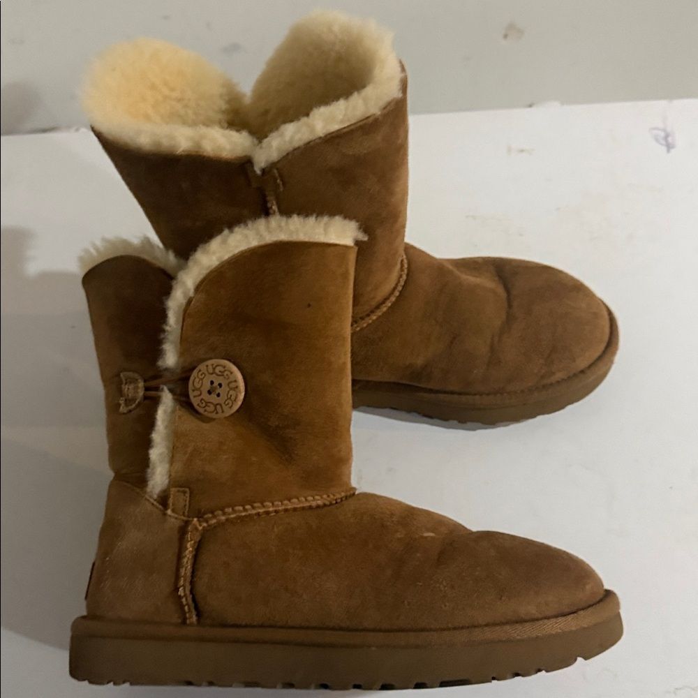 UGG BAILEY BUTTON II women sz 7